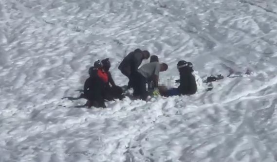 国pg电子模拟器内知名滑雪场有游客被埋身亡？目击者拍下视频！